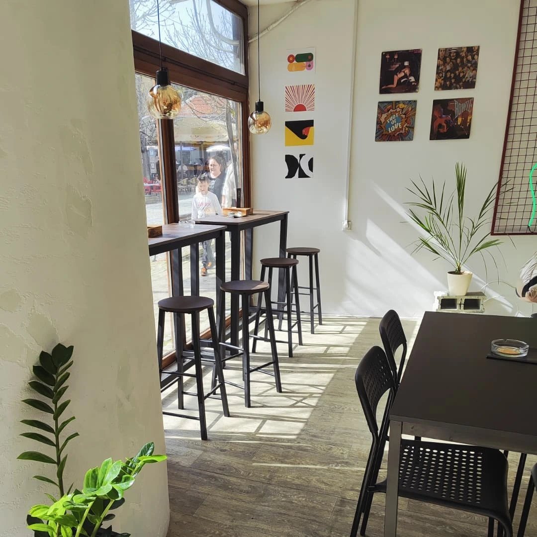 Prijatan enterijer pub-a sa ambijentalnim svetlom